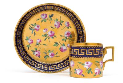 A cup and saucer decorated with roses, - Starožitnosti (Nábytek, Sochařská díla)