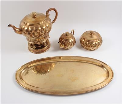 1 Jugendstil-Heißwasserkanne mit Rechaud, 1 kleine Teekanne, 1 Zuckerdose mit Deckel, 1 ovales Tablett, - Antiques and Paintings