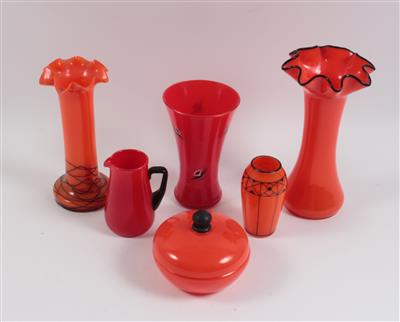Konvolut aus vier Vasen, kleinem Henkelkrug und Deckeldose, - Antiquariato e Dipinti
