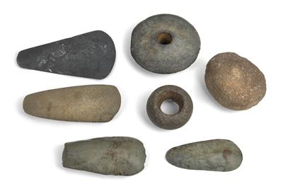 Konvolut (7 Stücke): Ozeanien, Melanesien, wohl aus Neuguinea: 7 Objekte aus Stein. - Antiques and Paintings