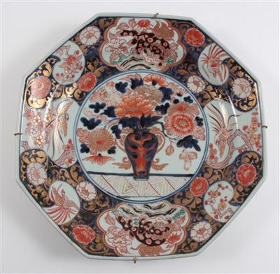 Achteckiger Imari Teller, - Saisonabschluß-Auktion Bilder Varia, Antiquitäten, Möbel, Teppiche und Design