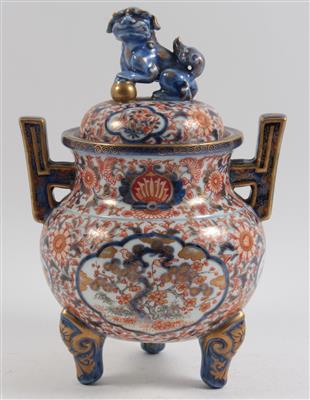 Imari-Deckelgefäß auf drei Beinen, - Antiques and Paintings