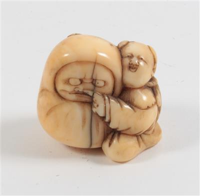 Netsuke eines karako mit Daruma Puppe, - Antiques and Paintings