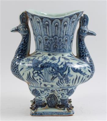 Blau-weiße Vase mit Vogelhenkel, - Letní aukce
