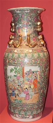 Große Famille rose Bodenvase, - Letní aukce