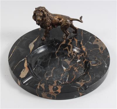 Löwe auf Steinschale, - Summer-auction