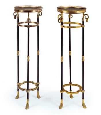 Paar elegante hohe Beistelltische in klassizistischer Stilform, - Summer-auction