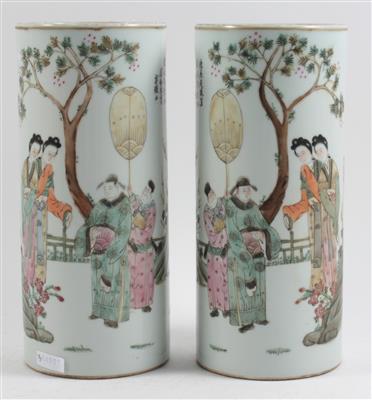 1 Paar zylindrische Famille rose Vasen, - Asta estiva