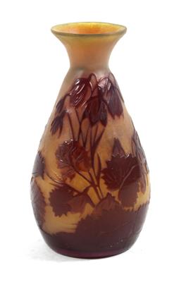 Kleine Vase mit Blumenzweigen, - Sommerauktion - Bilder Varia, Antiquitäten, Möbel/ Design
