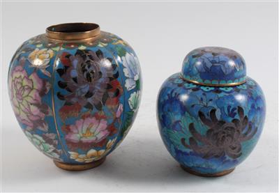 1 Cloisonné Vase, 1 CloisonnéDeckelvase, - Summer-auction