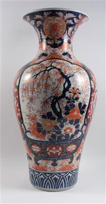 1 Paar Imari Bodenvasen, - Summer-auction