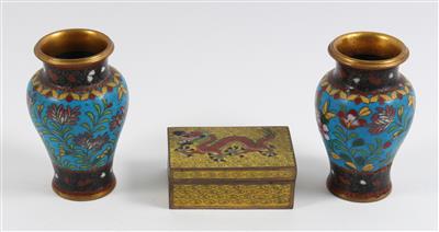 1 Paar kleine Cloisonné-Vasen, 1 Deckeldose, - Summer-auction