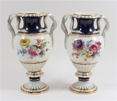 1 Paar Vasen mit Schlangenhenkeln, - Sommerauktion - Bilder Varia, Antiquitäten, Möbel/ Design