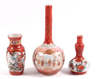 3 kleine Kutani-Vasen, - Summer-auction