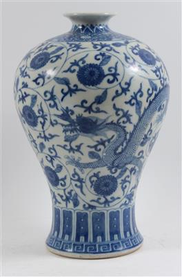 Blau-weiße Vase, - Letní aukce