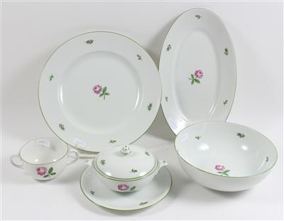 1 ovale, 1 runde Platte, 1 runde Schüssel, 1 Sauciere mit Deckel und Untersatz, 1 Bouillontasse, - Summer-auction