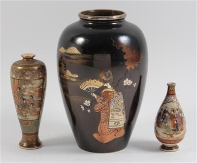 2 kleine Satsuma Vasen, 1 Metall-Vase, - Summer-auction
