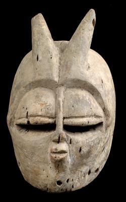 Bini, Nigeria: Eine weiße, alte 'Azigho-Maske' mit zwei kurzen Hörnern. - Letní aukce