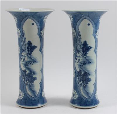 1 Paar blau-weiße Vasen, - Sommerauktion - Bilder Varia, Antiquitäten, Möbel/ Design