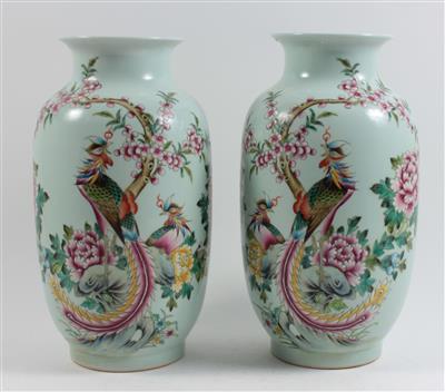 1 Paar Famille rose Vasen, - Sommerauktion - Bilder Varia, Antiquitäten, Möbel/ Design