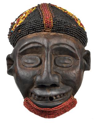 Bamileke, Kamerun-Grasland: Eine große Aufsatz-Maske, 'Kam' genannt, mit Glasperlen-Besatz. - Sommerauktion - Bilder Varia, Antiquitäten, Möbel/ Design