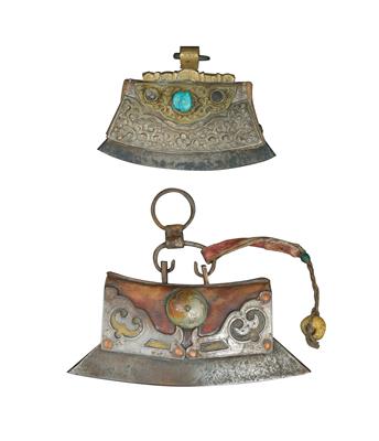 Konvolut (2 Stücke): Tibet: Zwei 'Feuerzeuge' aus Leder und Eisen, mit reichem Dekor. - Letní aukce