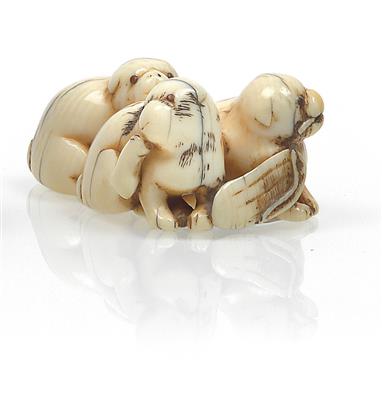 Netsuke von drei Hündchen mit Sandale - Summer-auction