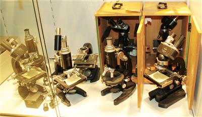 Neun Mikroskope, meist von MEOPTA - Asta estiva