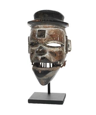 Ogoni, Nigeria: Eine typische, kleine Maske mit Klapp-Kiefer. - Asta estiva