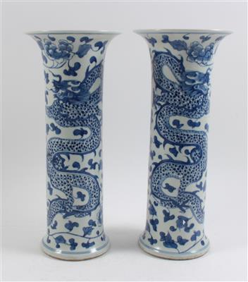 1 Paar blau-weiße Vasen, - Sommerauktion - Bilder Varia, Antiquitäten, Möbel/ Design
