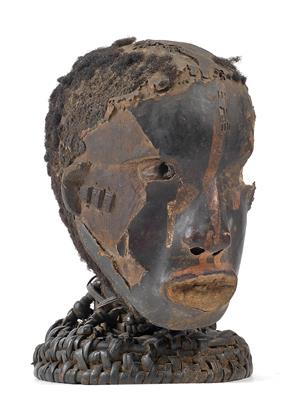 Ekoi, Nigeria: Ein sehr alter Kopf aus Holz, mit Antilopenleder überzogen, als Tanz-Aufsatz verwendet. - Summer-auction
