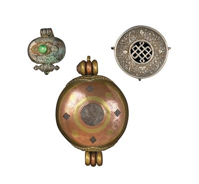 Konvolut (3 Stücke), Tibet: Drei Trage-Altäre 'Gau' oder Amulett-Kästchen aus Silber, Kupfer, Messing und Eisen. - Sommerauktion - Bilder Varia, Antiquitäten, Möbel/ Design