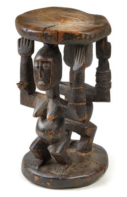 Luba, Dem. Rep. Kongo: Ein Karyatiden-Hocker mit 2 Figuren. - Summer-auction