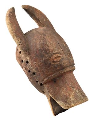 Mumuye, Nigeria: Eine alte Büffel-Helmmaske. - Asta estiva