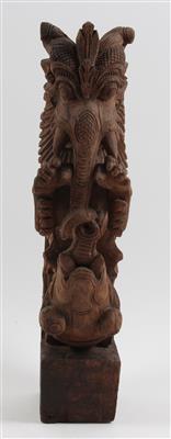 Indien: Holz-Skulptur eines mythischen Fabel-Wesens mit einem Elefanten. - Antiques and Paintings