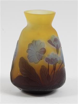 Kleine Vase mit Blumenzweigen, - Saisoneröffnungs-Auktion Antiquitäten, Bilder, Design