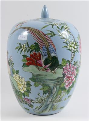 Famille rose Deckelvase, - Antiques and Paintings