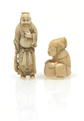 Zwei Netsukes des Kan'u und eines sitzenden Mannes mit Schneeball - Antiquitäten & Bilder