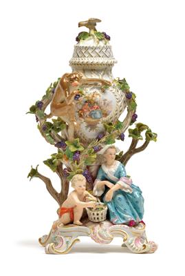 A vase and cover decorated with monkey and grapes, - Starožitnosti (Nábytek, Sochařská díla, Sklo, Porcelán)