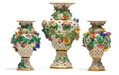 Flower-encrusted vases, - Starožitnosti (Nábytek, Sochařská díla, Sklo, Porcelán)