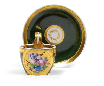 Children’s cup and saucer, - Starožitnosti (Nábytek, Sochařská díla, Sklo, Porcelán)