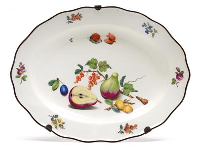 An oval platter, - Starožitnosti (Nábytek, Sochařská díla, Sklo, Porcelán)