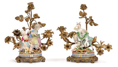 A pair of candlesticks with 2 porcelain groups, - Oggetti d'arte (mobili, sculture, Vetri e porcellane)