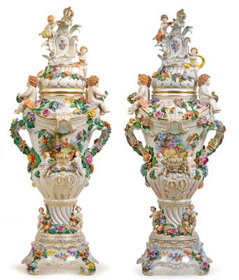 A pair of magnificent vases with covers and bases, - Starožitnosti (Nábytek, Sochařská díla, Sklo, Porcelán)