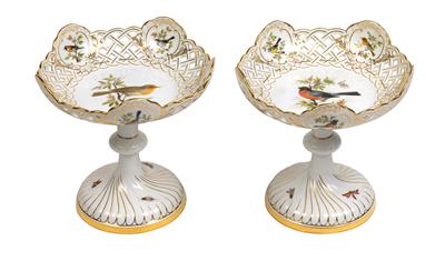 A pair of centrepieces with European birds, - Works of Art (Furniture, Sculpture, Glass and porcelain)