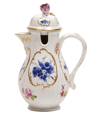 A Rococo mustard jug and cover, - Starožitnosti (Nábytek, Sochařská díla, Sklo, Porcelán)