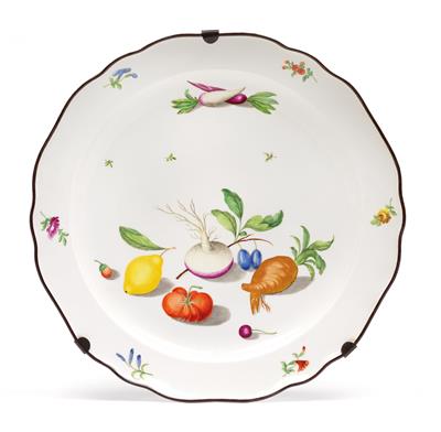 A circular platter, - Starožitnosti (Nábytek, Sochařská díla, Sklo, Porcelán)