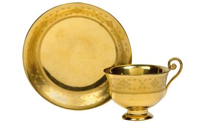 A cup and saucer with a very fine design painted in ‘Leithner gold’, - Starožitnosti (Nábytek, Sochařská díla, Sklo, Porcelán)