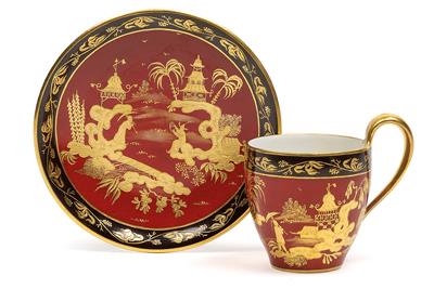 A cup and saucer decorated with gilt chinoiserie, - Starožitnosti (Nábytek, Sochařská díla, Sklo, Porcelán)