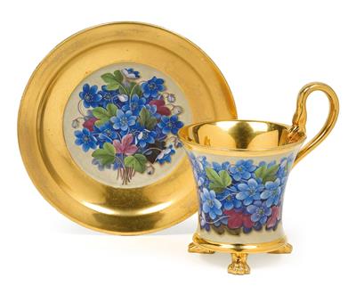 Tasse und Untertasse mit Leberblümchen-Malerei, - Antiquitäten (Möbel, Skulpturen, Glas und Porzellan)